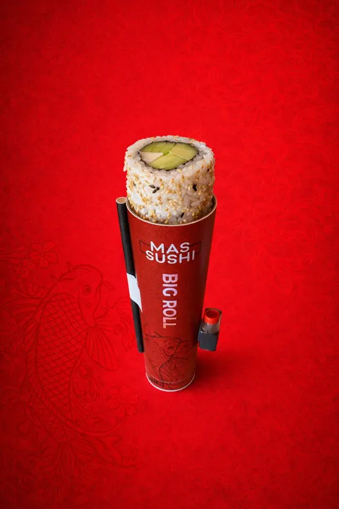Big Roll California Veggie de Mas Sushi : le tube rouge garni