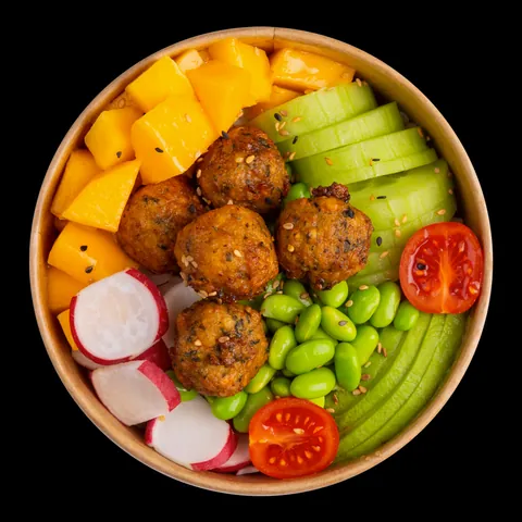 Poke bowl falafel mangue de Mas Sushi vu de dessus, dans un bol kraft
