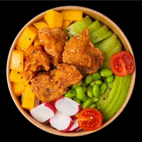 Poke bowl poulet pané de Mas Sushi vu de dessus, dans un bol kraft