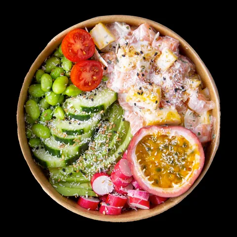 Poke bowl saumon mangue lait de coco passion de Mas Sushi vu de dessus, dans un bol kraft