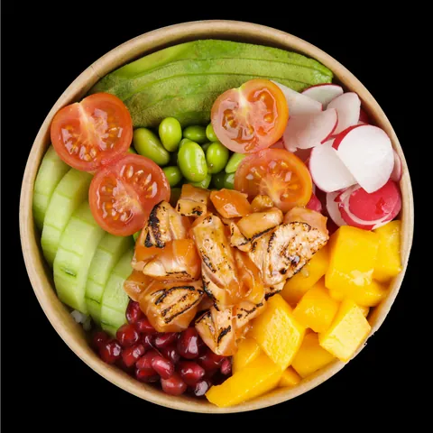 Poke bowl saumon tataki mangue grenade de Mas Sushi vu de dessus, dans un bol kraft
