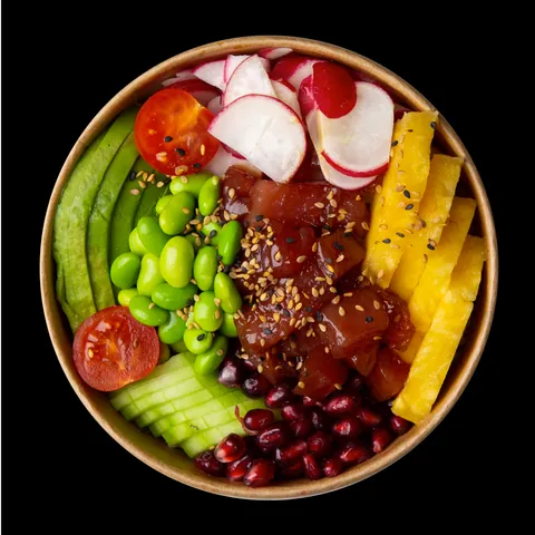 Poke bowl thon ananas grenade de Mas Sushi vu de dessus, dans un bol kraft