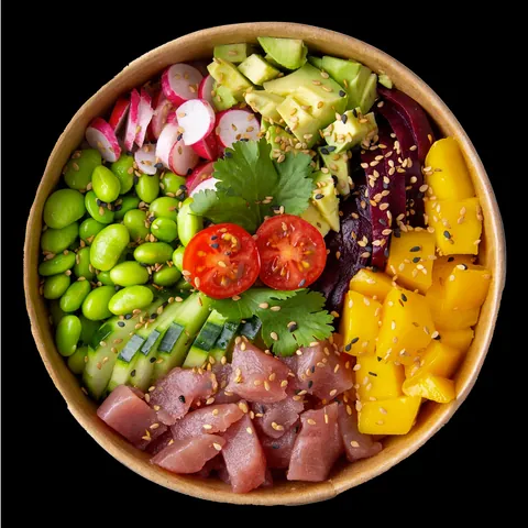 Poke bowl thon mangue betterave de Mas Sushi vu de dessus, dans un bol kraft