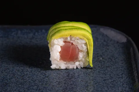 Avocado roll thon (4 pièces) de Mas Sushi
