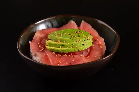 Chirashi lamelles de thon avocat de Mas Sushi