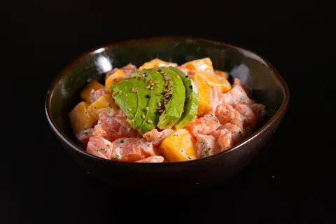 Chirashi tartare saumon mangue lait de coco avocat de Mas Sushi