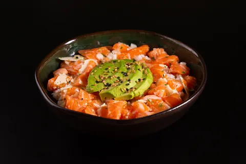 Chirashi tartare de saumon avocat de Mas Sushi