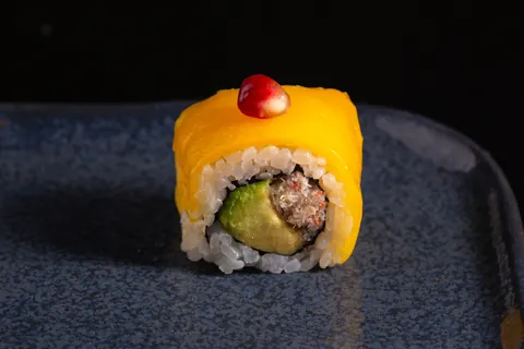 Signature mango roll (4 pièces) de Mas Sushi