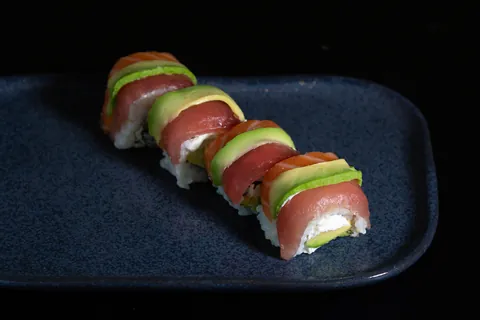 Signature rainbow roll (4 pièces) de Mas Sushi