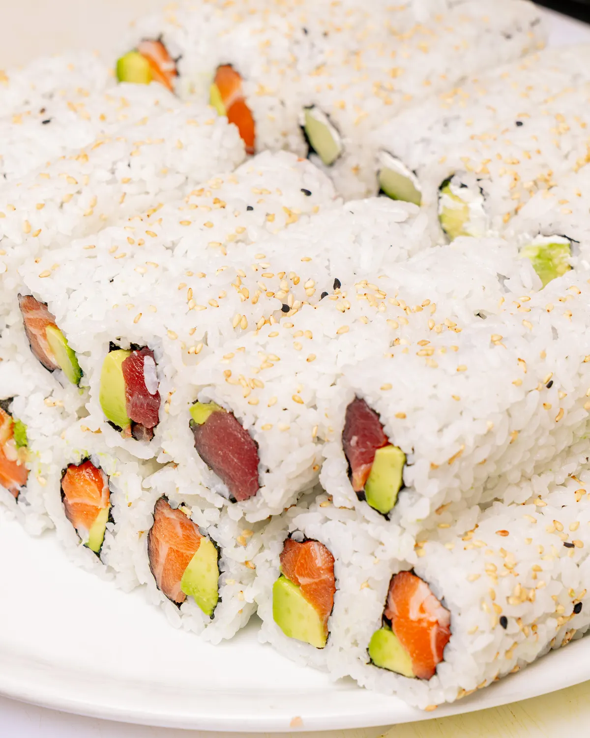 Assiette de california rolls saumon, thon et avocat
