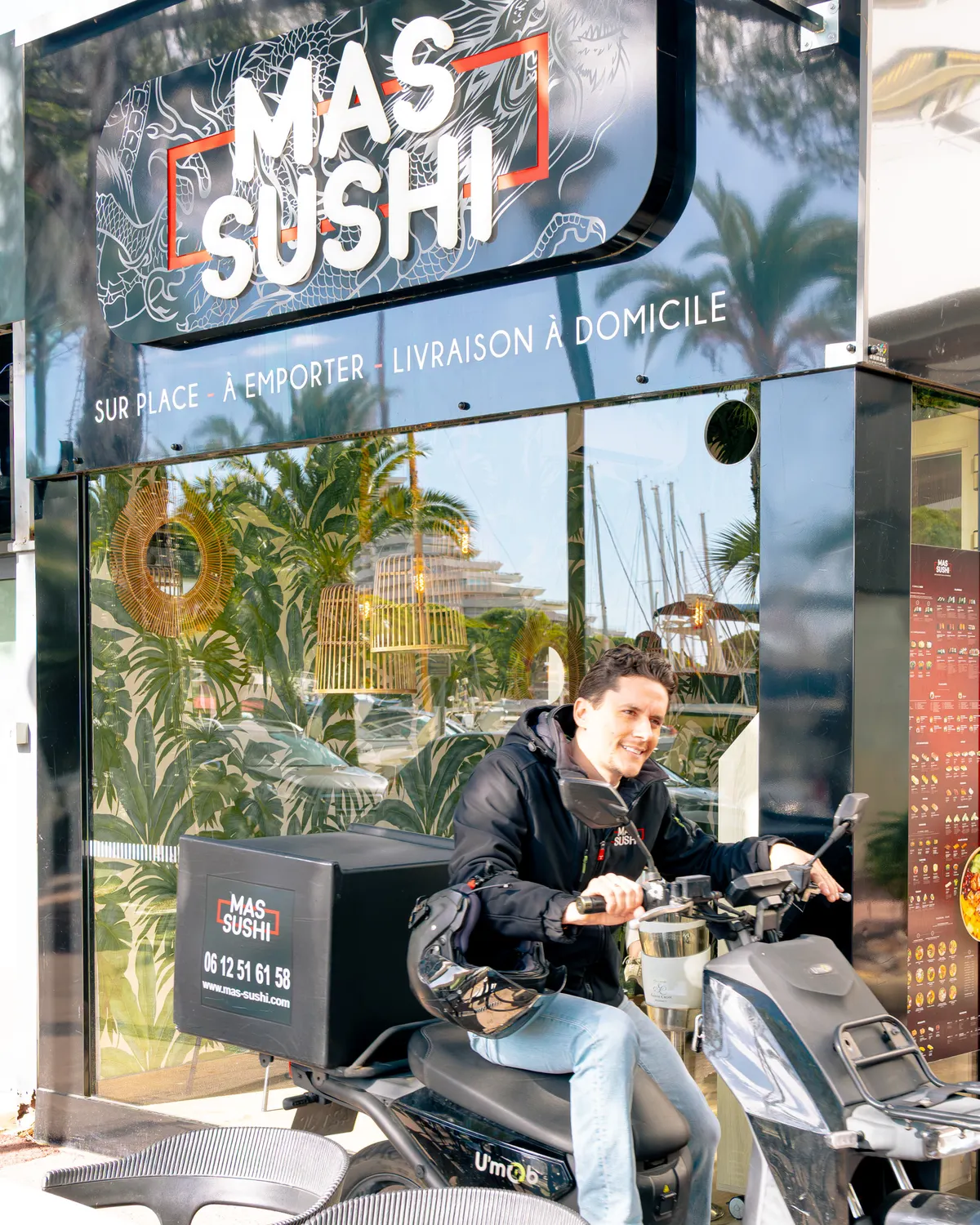 Le livreur Mas Sushi en scooter devant le restaurant de Villeneuve-Loubet