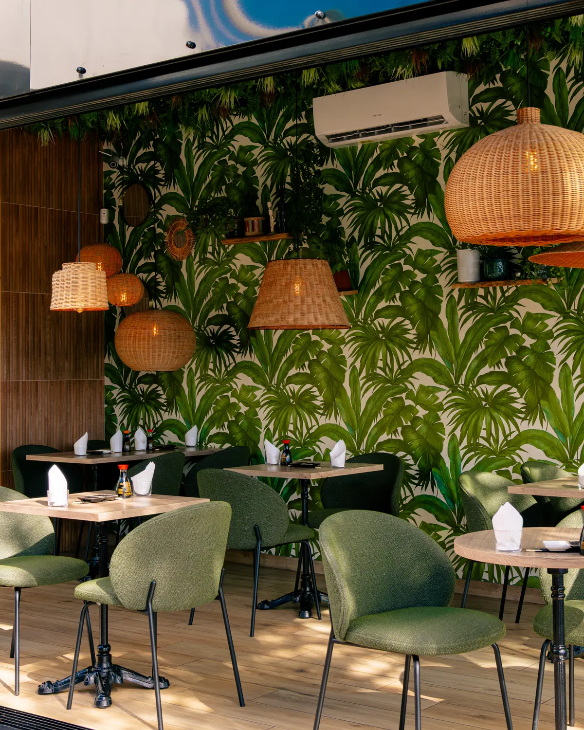 La salle de Mas Sushi Villeneuve-Loubet, papier peint à palmes et suspensions en osier