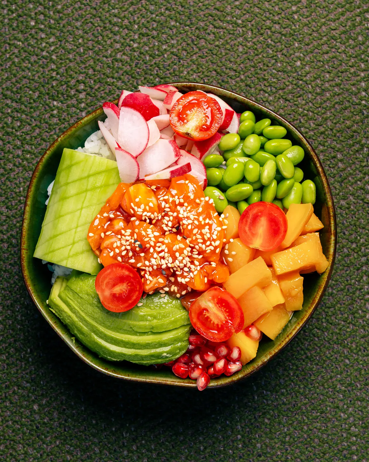 Poke bowl saumon vu de dessus sur fond vert