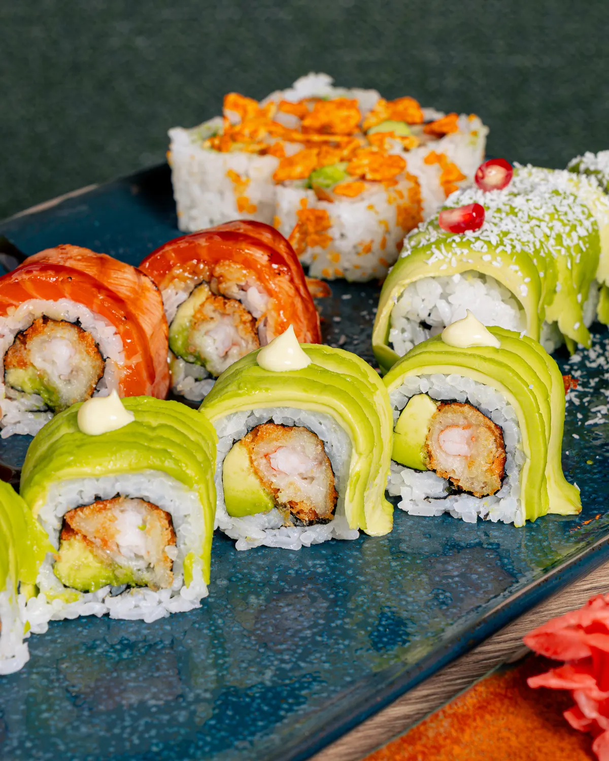 Assortiment de rolls signature Mas Sushi : avocat, saumon flambé, crevette panée