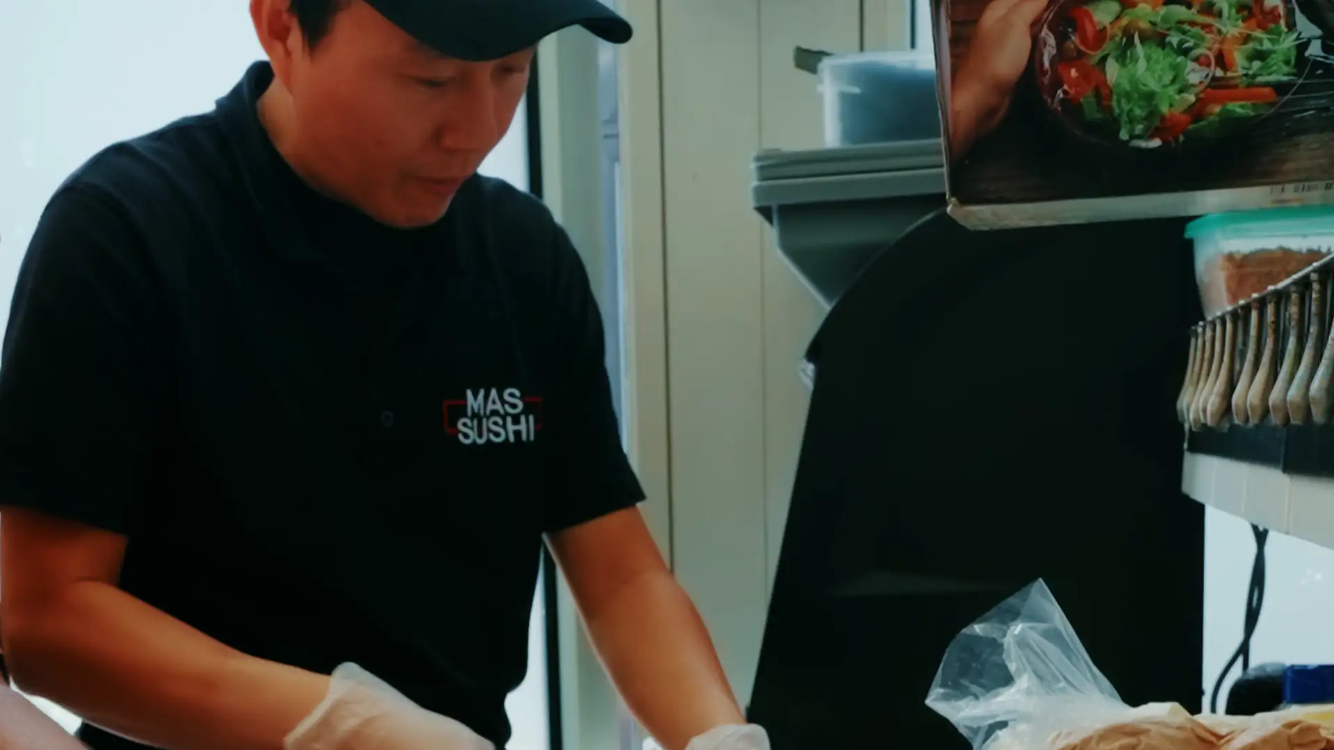 Un cuisinier de Mas Sushi prépare des rolls au plan de travail, à Villeneuve-Loubet