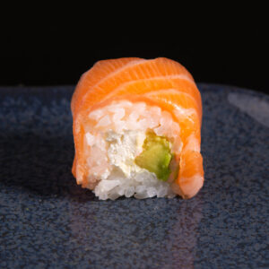 Salmon roll avocat cheese (4pcs)