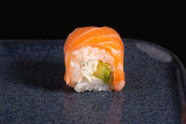 Salmon roll avocat cheese (4pcs)