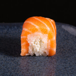 Salmon roll cheese (4pcs)